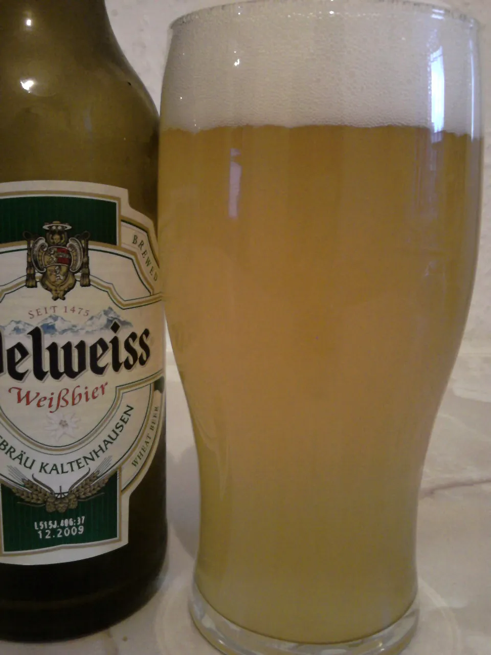 Edelweiss Weizenbier eingeschenkt im Glas mit stabiler Schaumkrone