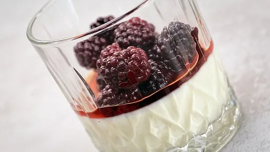 Edle Lorbeer-Panna-Cotta, verziert mit frischen Brombeeren