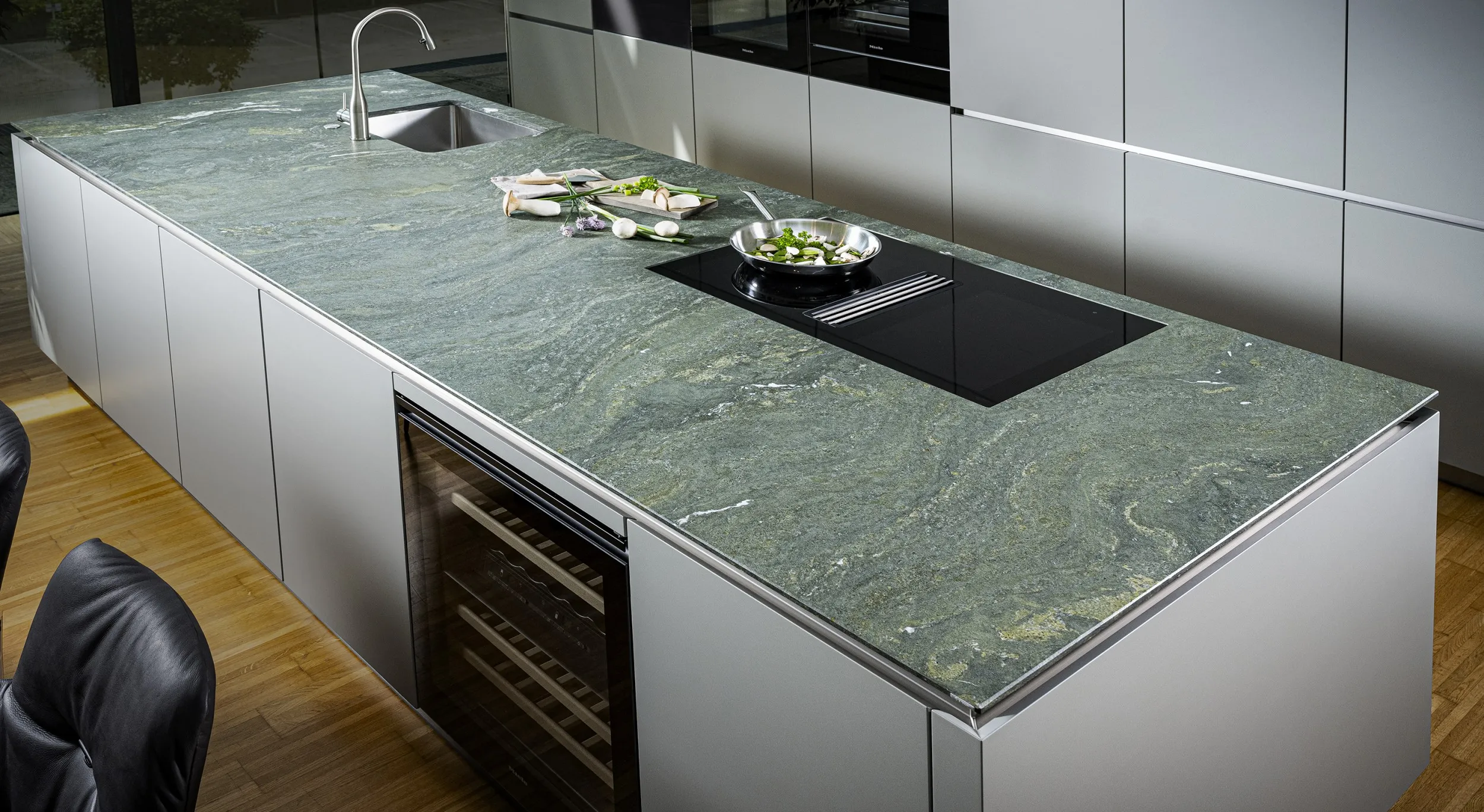 Edle Natursteinarbeitsplatte Alpengrün im Leather-Look als Ausdruck von Küchenluxus 2022