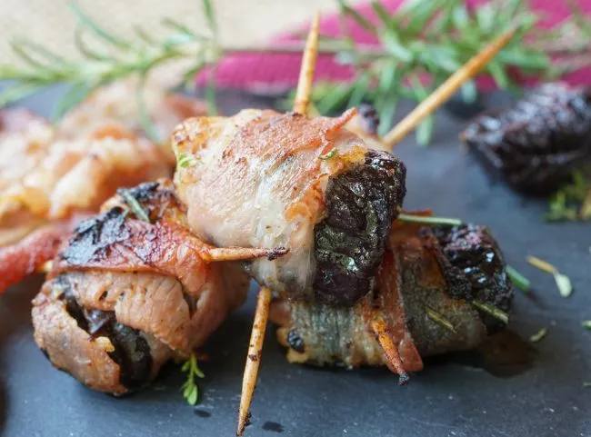 Edle Pflaumen im Speckmantel als raffiniertes Fingerfood für festliche Anlässe
