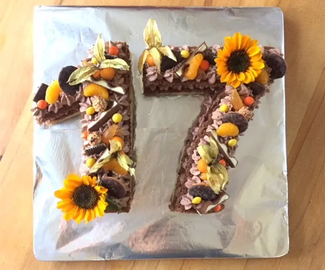 Edle Zahlenkuchen-Variante mit Schokolade und Orange verziert