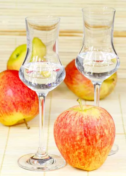 Edler Apfelbrand, in einem Glas präsentiert
