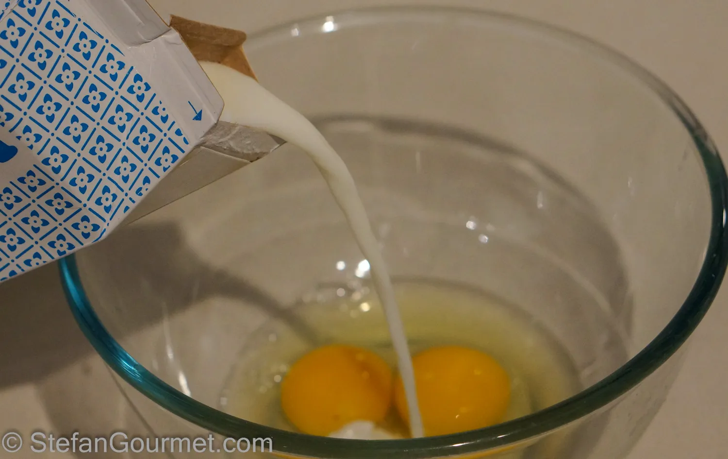 Eier mit Milch verquirlen