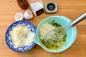 Eier mit Parmesan und Kräutern vermengen und würzen.