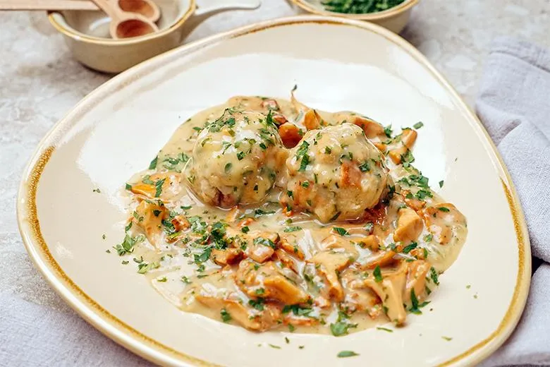 Eierschwammerlsauce mit Semmelknödel