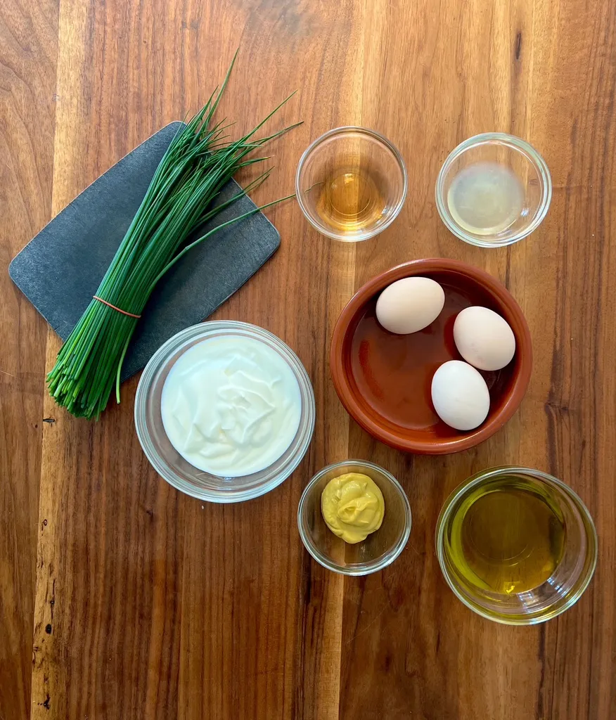 Eigelb wird in eine Schüssel gegeben