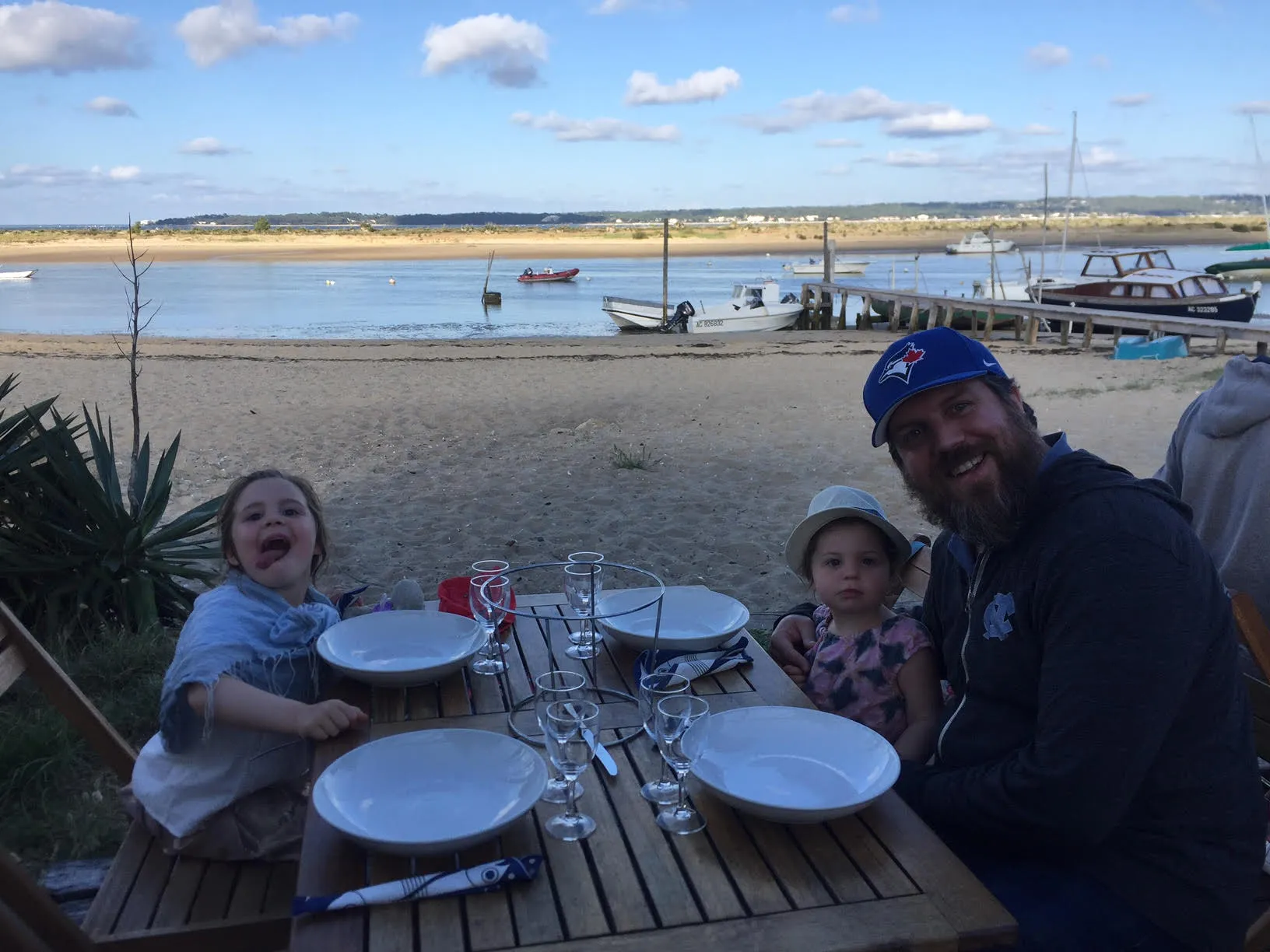 Ein Abendessen in der Bucht, das die entspannte Atmosphäre eines deutschen Biergartens am See widerspiegelt.