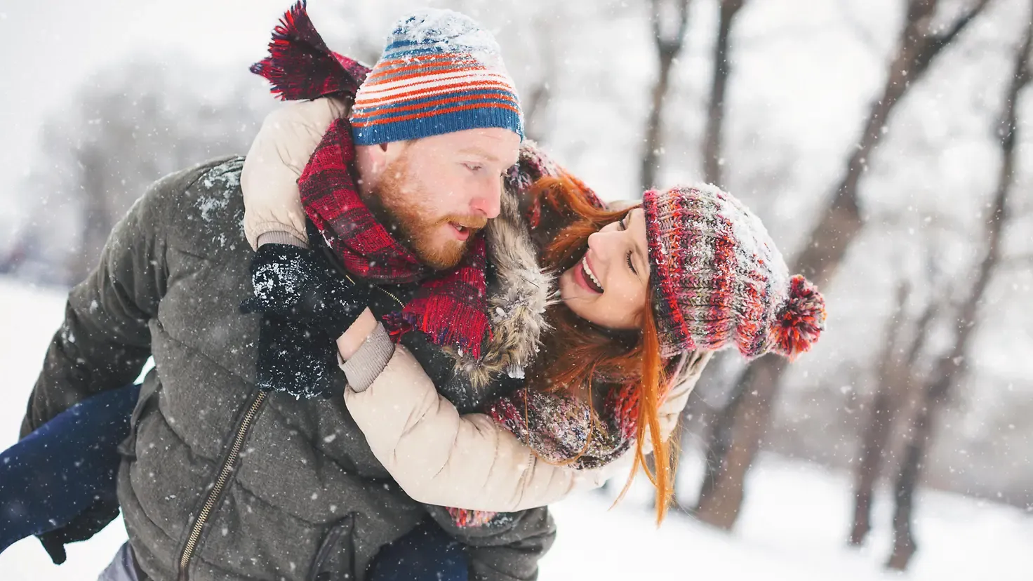Ein aktives Paar genießt die frische Luft im Winter und stärkt dabei das Immunsystem.