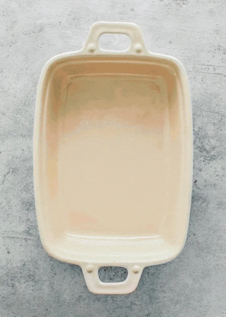 Ein animiertes GIF, das den Schichtprozess einer Lasagne zeigt: Bolognese, Lasagneblätter, Béchamelsauce und Käse.