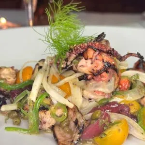 Ein appetitlich angerichtetes Gericht, das die Kreativität der Küche des Cochon Restaurants zeigt und zum Genuss einlädt.