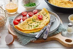 Ein appetitlich angerichtetes Omelett Rezept auf einem Teller, bereit zum Genuss