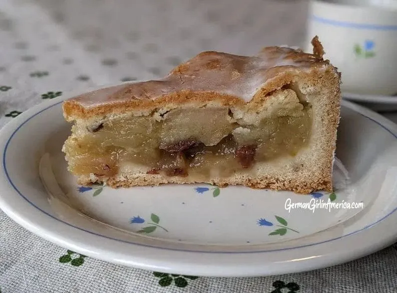 Ein appetitlich aussehender Gedeckter Apfelkuchen, perfekt gebacken und bereit zum Servieren, der die traditionelle deutsche Backkunst widerspiegelt.