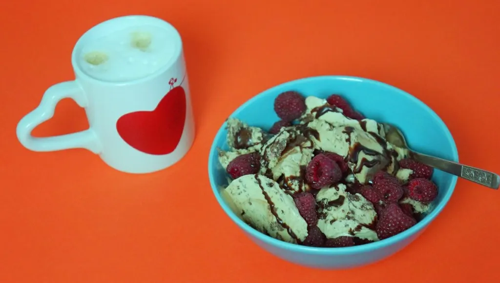 Ein appetitlicher Cappuccino mit Milchschaum aus dem Nivona 855, dekoriert mit Beeren