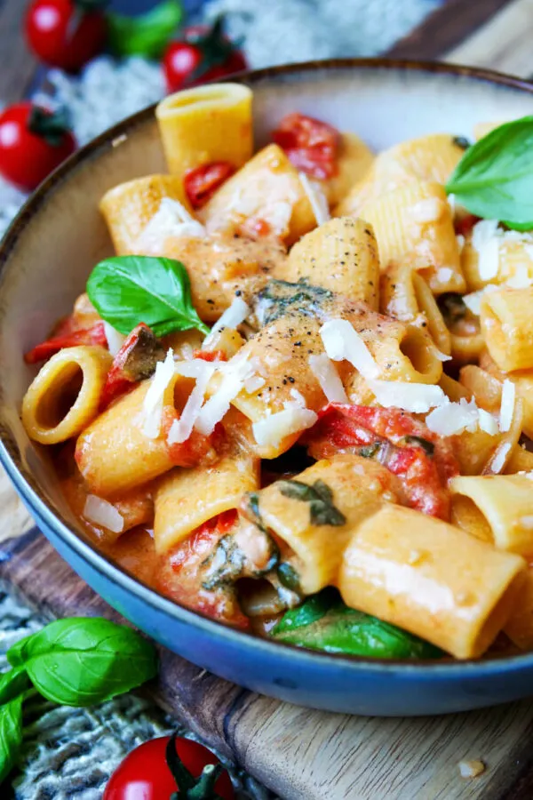 Ein appetitlicher Teller One Pot Pasta, garniert mit frischem Basilikum und geriebenem Parmesan, ein köstliches und schnelles Gericht für jeden Tag.