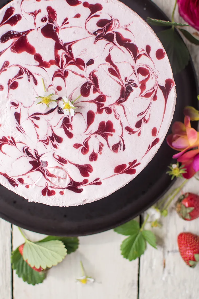 Ein appetitliches Stück der Erdbeer Joghurt Quark Sahne Torte auf einem Teller, bereit zum Genießen