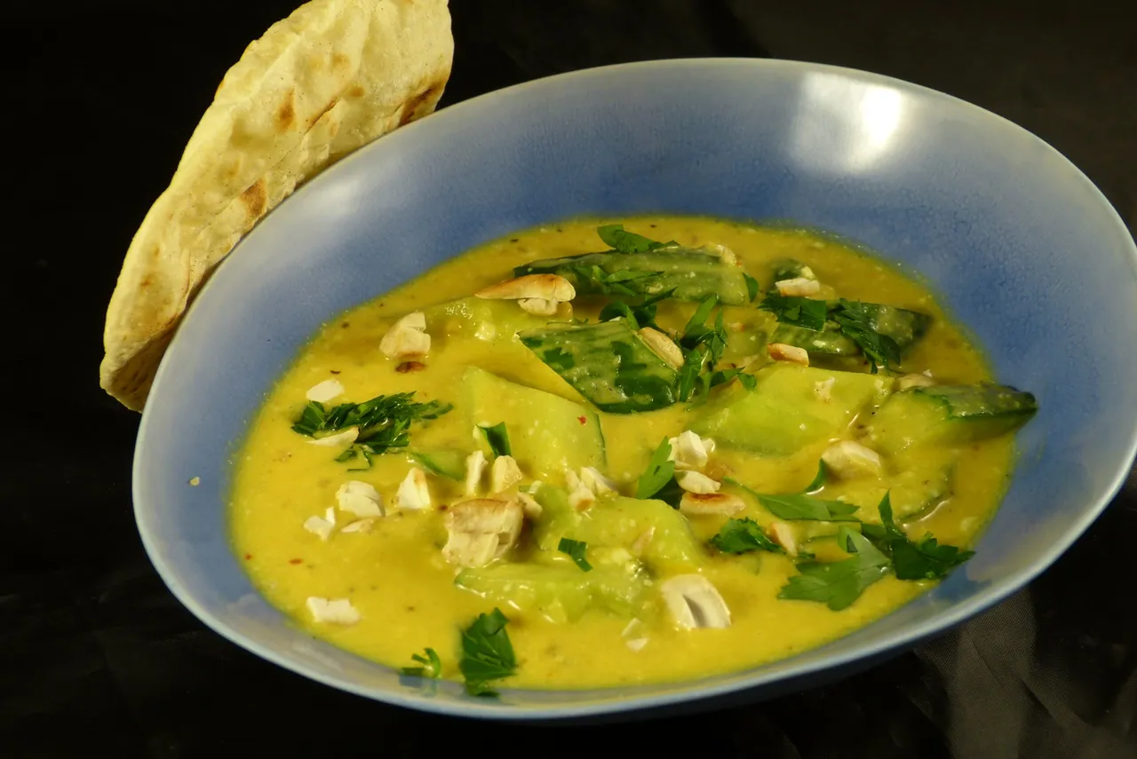 Ein aromatisches Gurkencurry mit Chapatis, zubereitet unter Verwendung der Gurkenschale und -kerne, das zeigt, wie vielseitig essen mit Gemüse sein kann.