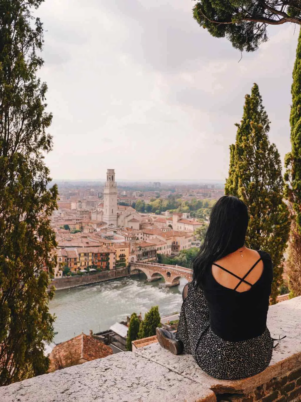 Ein atemberaubender Blick auf Verona vom Castel San Pietro aus. Die Stadt erstreckt sich unter einem, mit ihren roten Dächern und historischen Gebäuden.