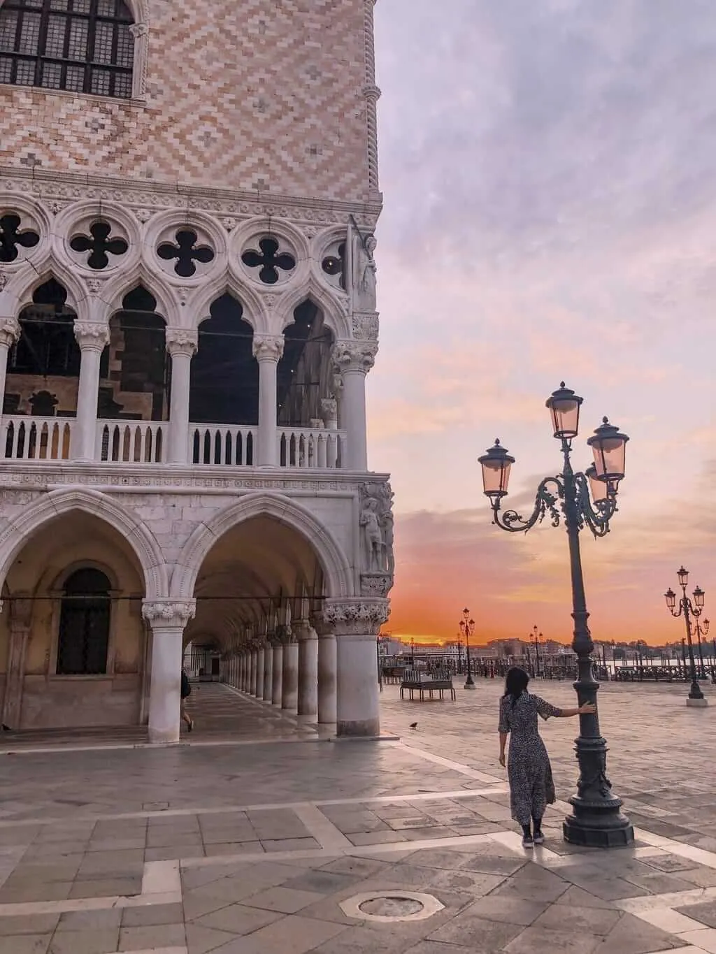 Ein atemberaubender Sonnenaufgang über dem Markusplatz in Venedig. Das warme Licht taucht die Stadt in ein goldenes Glanz und verleiht ihr eine magische Atmosphäre.