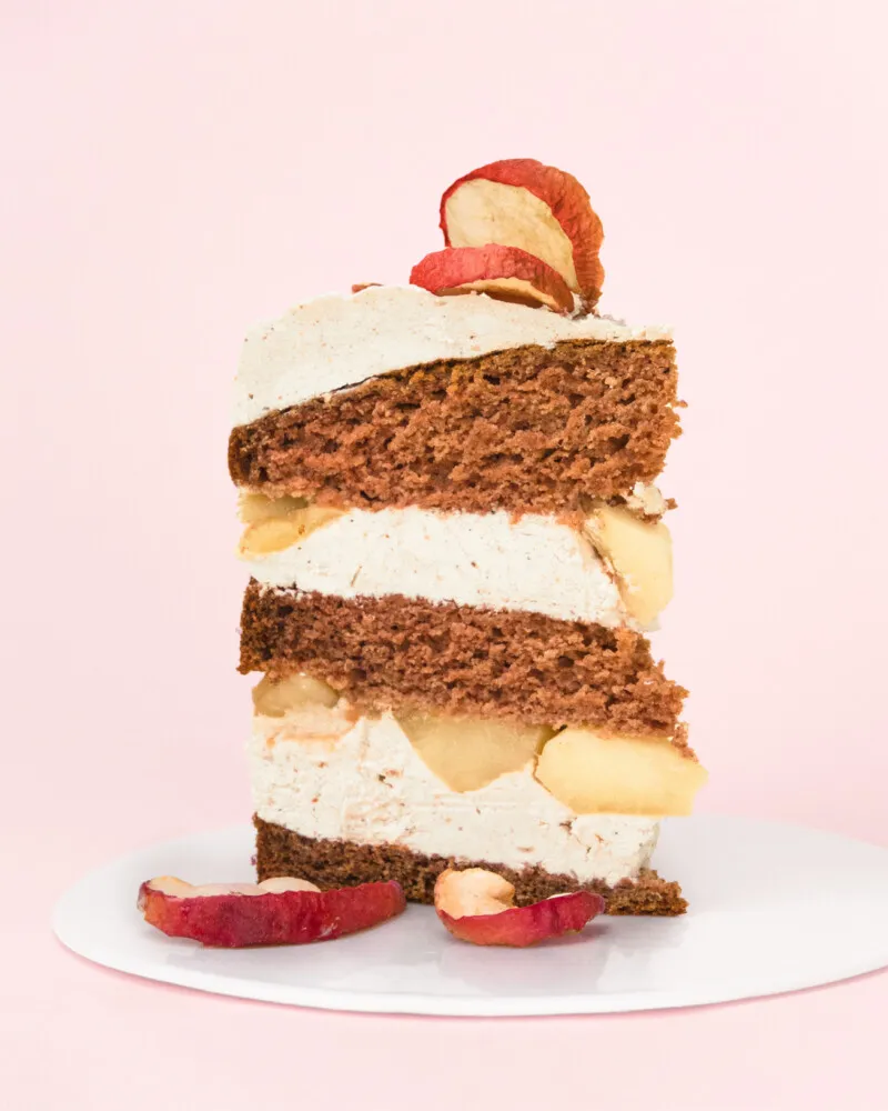 Ein aufgeschnittenes Stück des Buttercreme-Geburtstagskuchens, der eine luftige Textur und natürliche Süße zeigt.