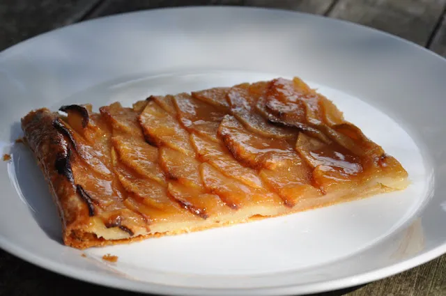 Ein ausgerollter Teig auf einem Backblech, bereit für die Apfelfüllung.