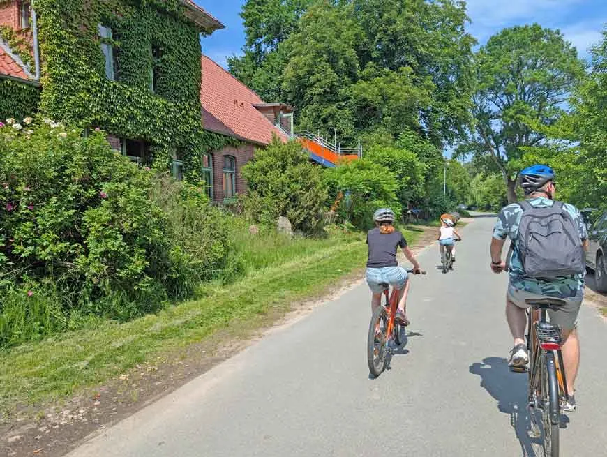 Ein Bambusfahrrad steht vor dem Biohotel bereit