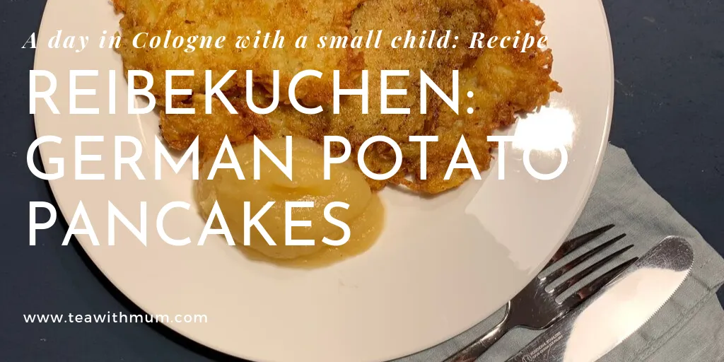 Ein Banner mit Reibekuchen und Apfelmus, traditionell serviert.