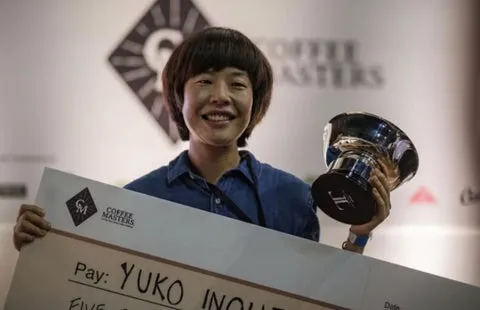 Ein Barista bei den Coffee Masters, demonstriert das Können, das auch bei deutschen Kaffeeröstern geschätzt wird.