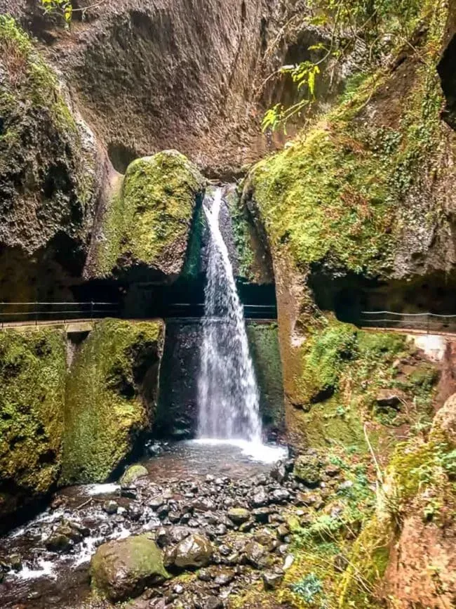Ein beeindruckender Wasserfall entlang der Levada Nova auf Madeira, ideal für Wanderungen in der üppigen Natur.