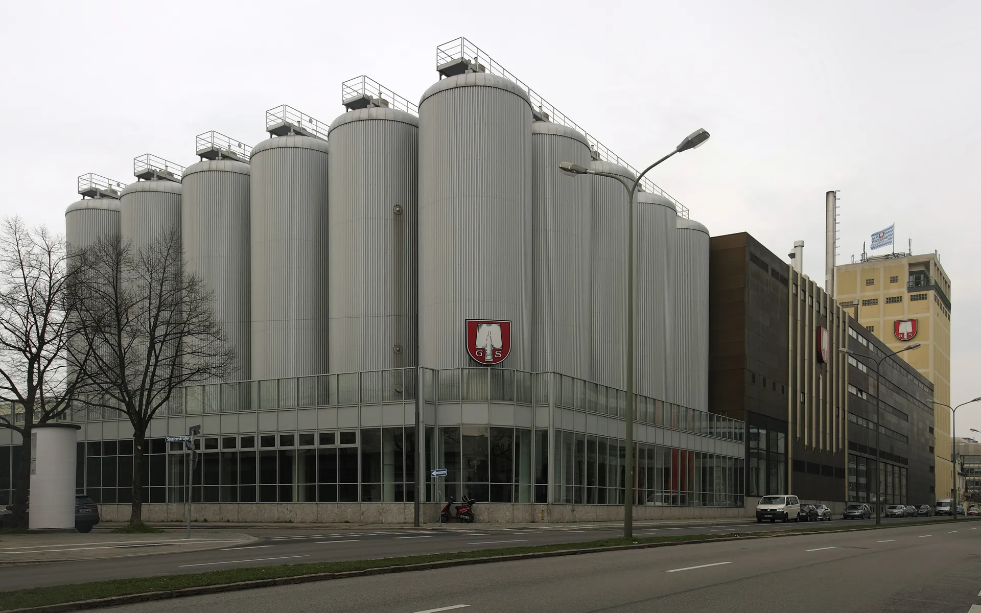 Ein beeindruckendes Foto der Spaten-Franziskaner-Brauerei in München, ein Zentrum bayerischer Braukunst.