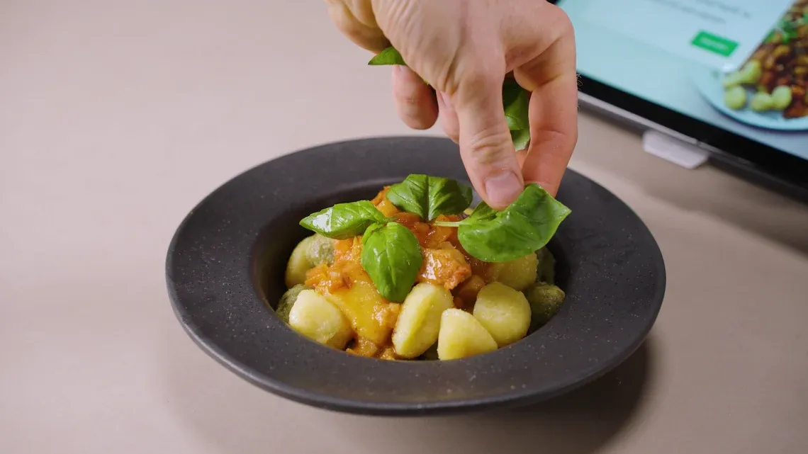 Ein Beispiel aus unserem Test: Schweinegeschnetzeltes mit gedünsteten Gnocchi, zubereitet im Thermomix TM7.