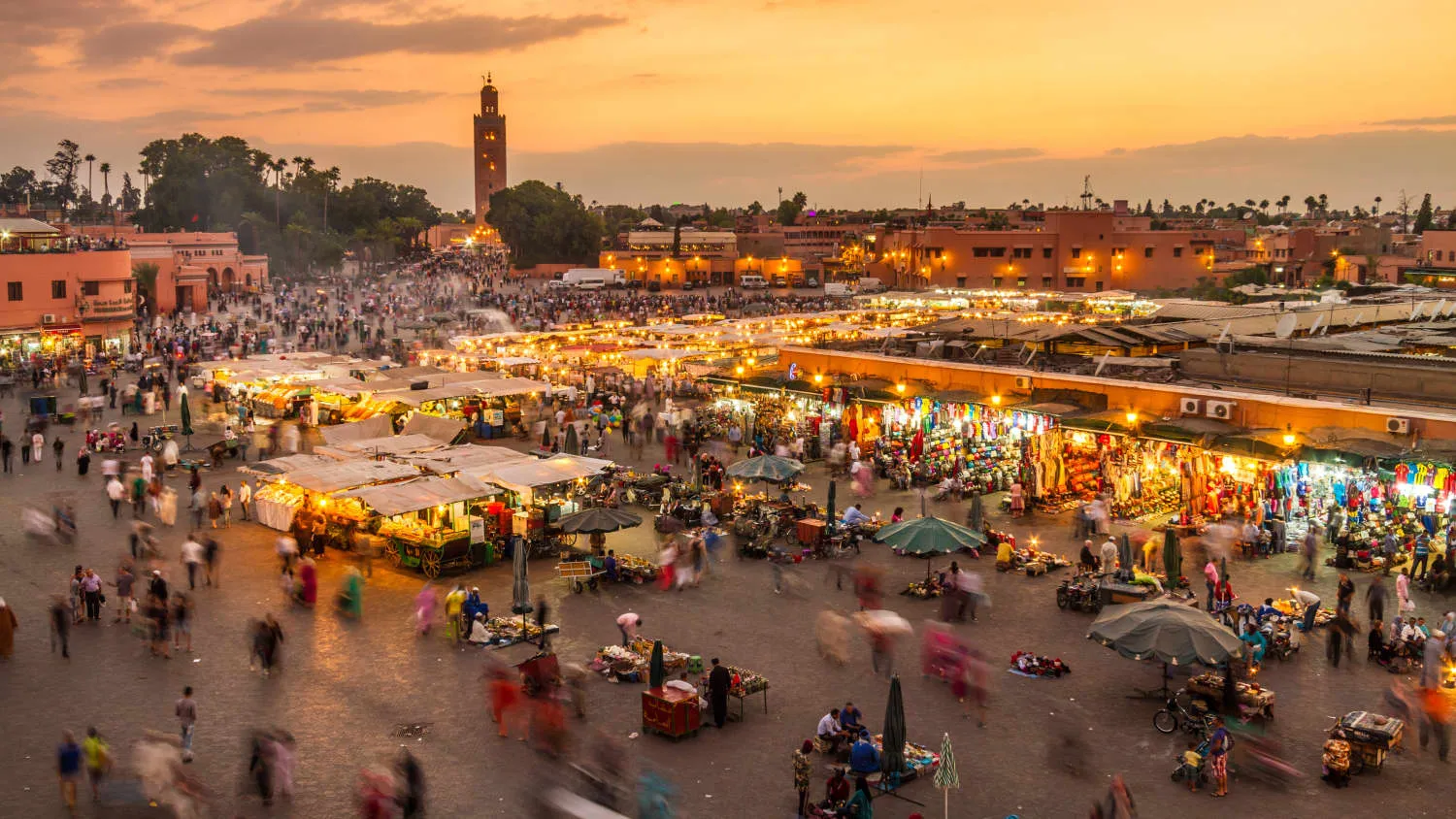 Ein belebter Marktplatz in Marrakesch
