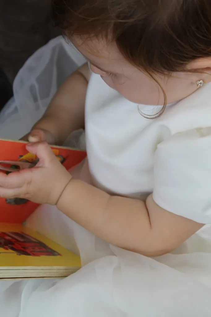 Ein bezauberndes Geburtstagskind, das sich über eine kleine Torte zum Geburtstag freut.