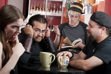 Ein Bild, das eine zarte Geste des Loslassens von schlechten Beziehungen symbolisiert, um Platz für Positives zu schaffen.