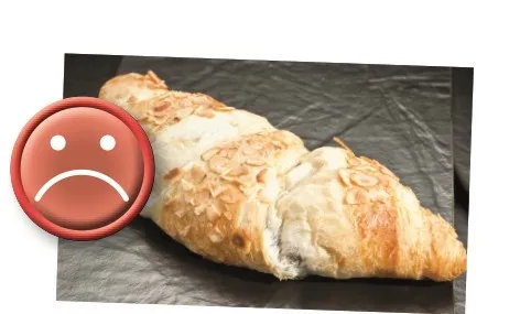 Ein Bild, das zeigt, wie TK-Croissants kein Volumen entwickelt haben und nach dem Backen eingefallen sind.
