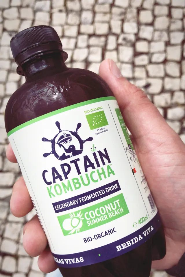 Ein Bio-Laden oder Reformhaus mit Regalen voller gesunder Lebensmittel, Säfte und Kaffeespezialitäten