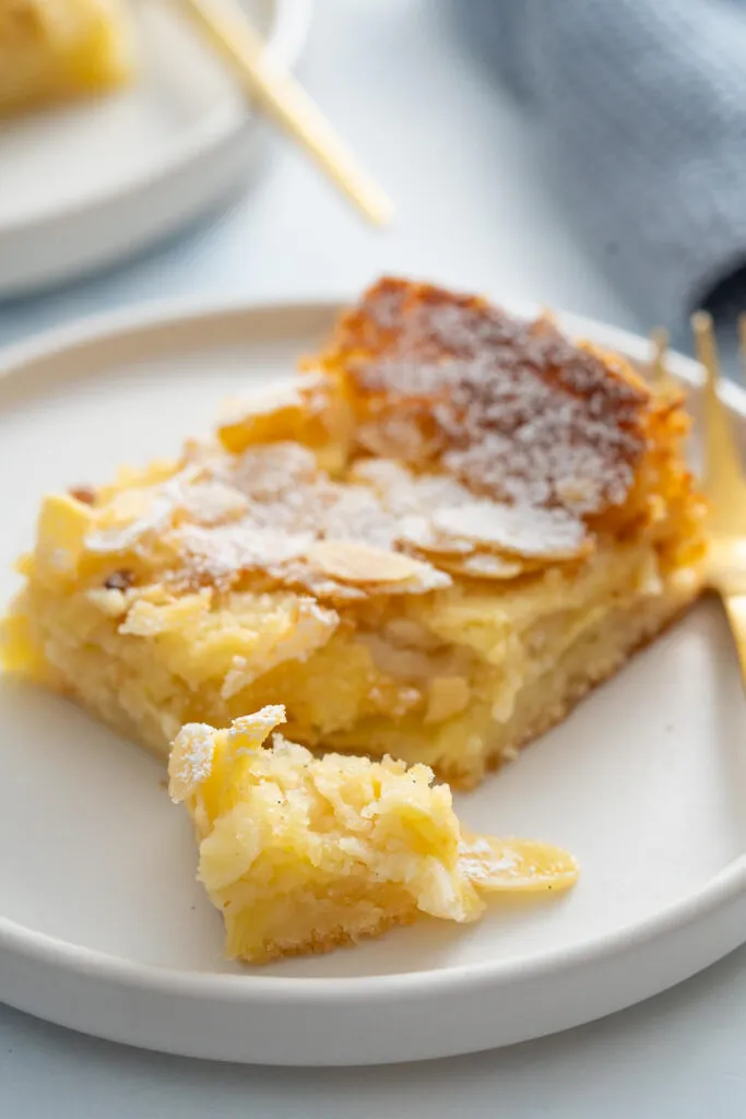 Ein Blech saftiger Apfelkuchen mit Streuseln, ideal als schneller und unkomplizierter Geburtstagskuchen.