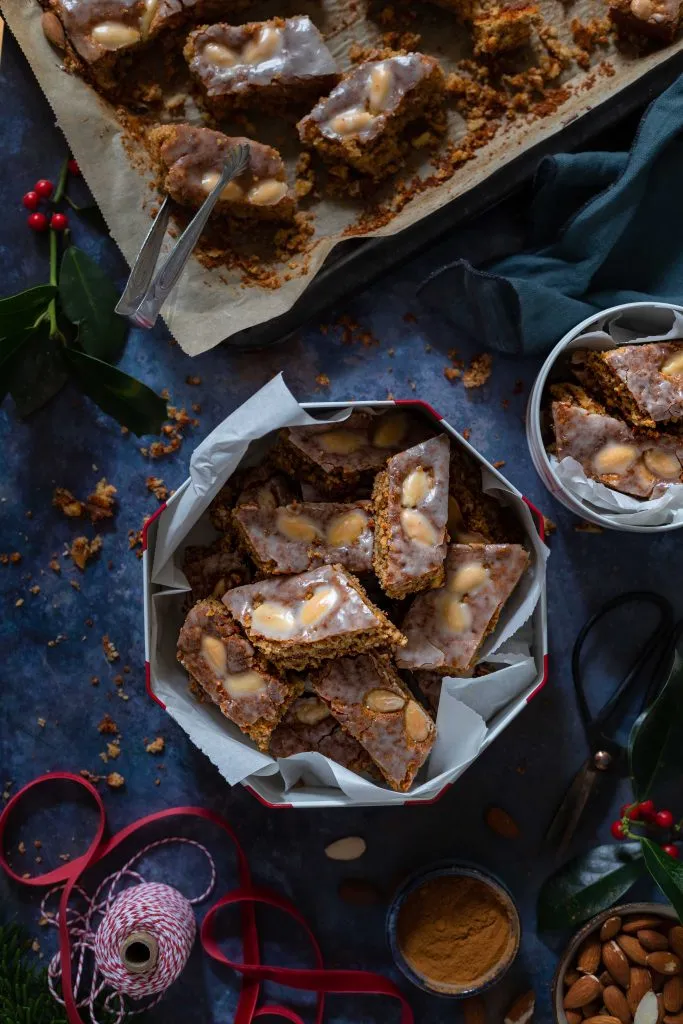 Ein Blech voller quadratischer Elisenlebkuchen mit einer dünnen Zuckerguss-Schicht, bereit zum Servieren