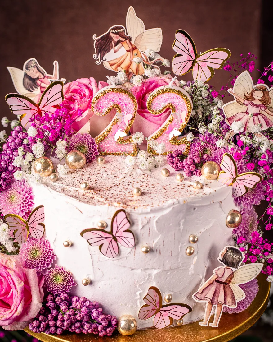 Ein Blütentraum: Frische, essbare Blumen schmücken den Feen Geburtstagskuchen