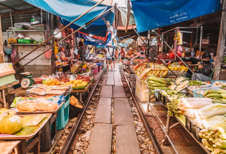 Ein Boot auf dem Mae Klong Railway Market in Bangkok, Thailand