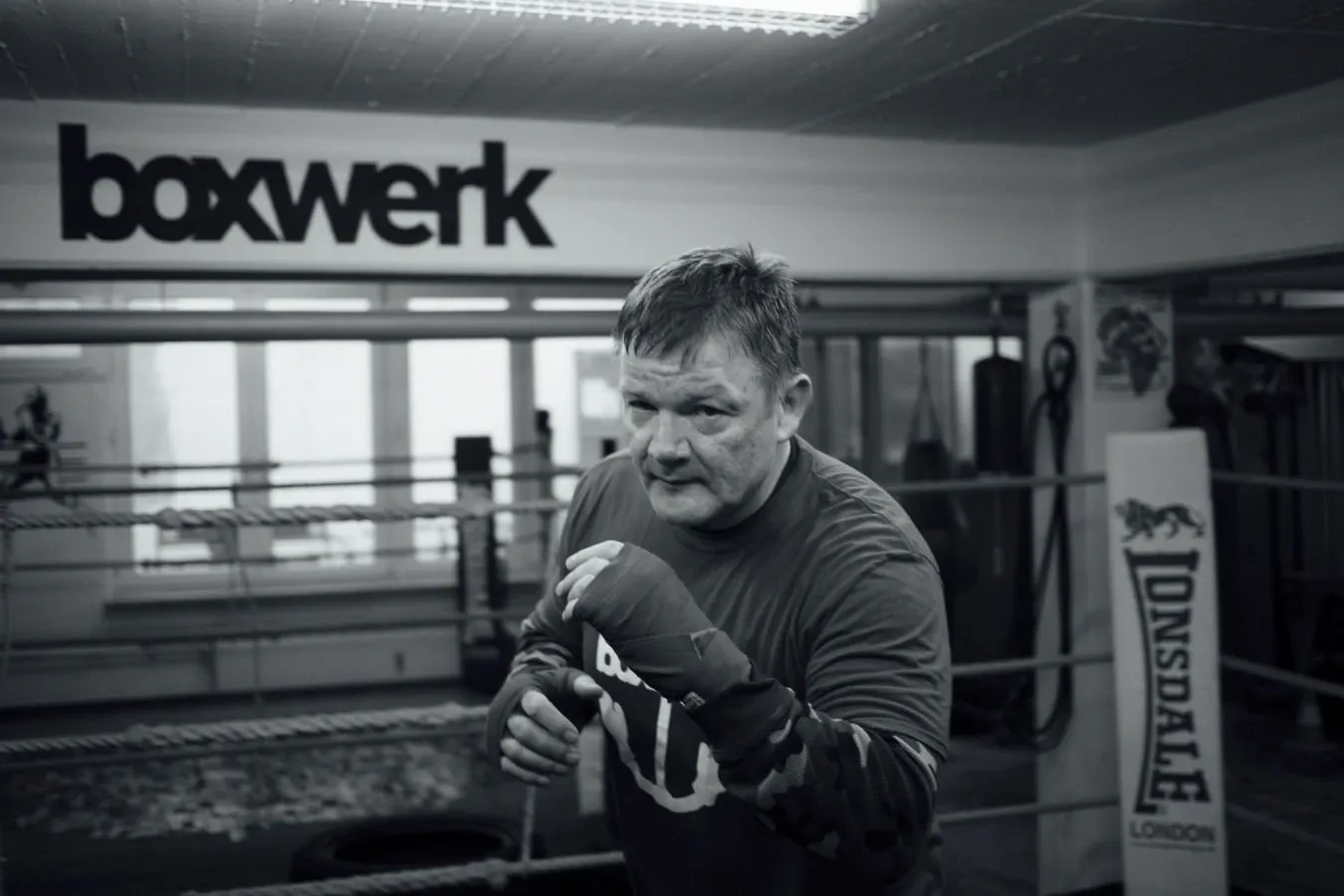Ein Boxtrainer zeigt einem erwachsenen Schüler die richtige Haltung und Technik