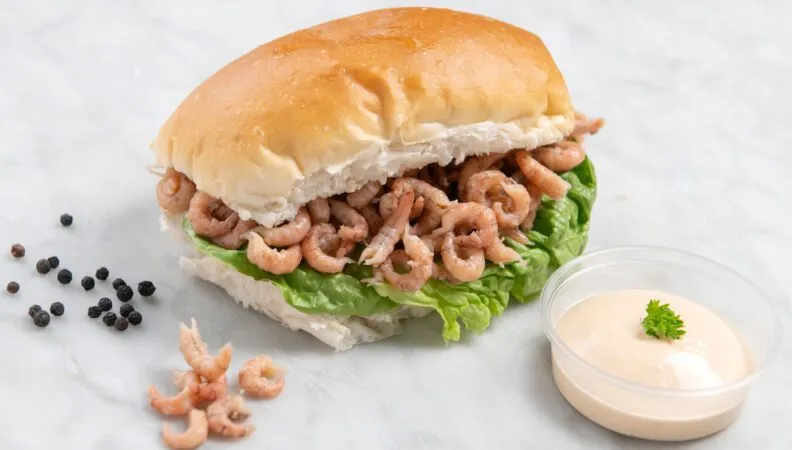 Ein Broodje Garnaal, ein Brötchen gefüllt mit frischen holländischen Krabben