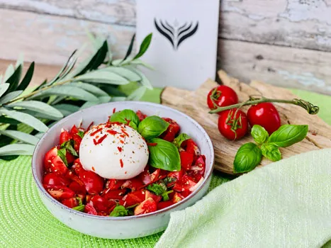 Ein Bruschetta-Salat mit cremiger Burrata, frischen Tomaten und Basilikum