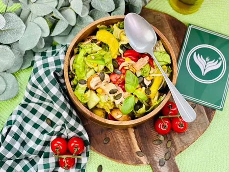 Ein bunter, frisch zubereiteter Sommersalat mit verschiedenen Gemüsesorten, perfekt für heiße Tage