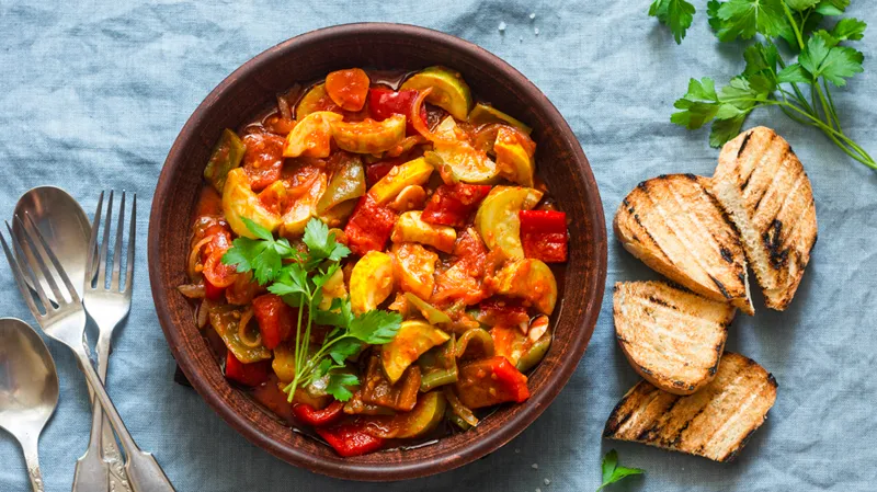 Ein bunter Gemüseeintopf, bekannt als Rumfort oder Ratatouille, serviert.