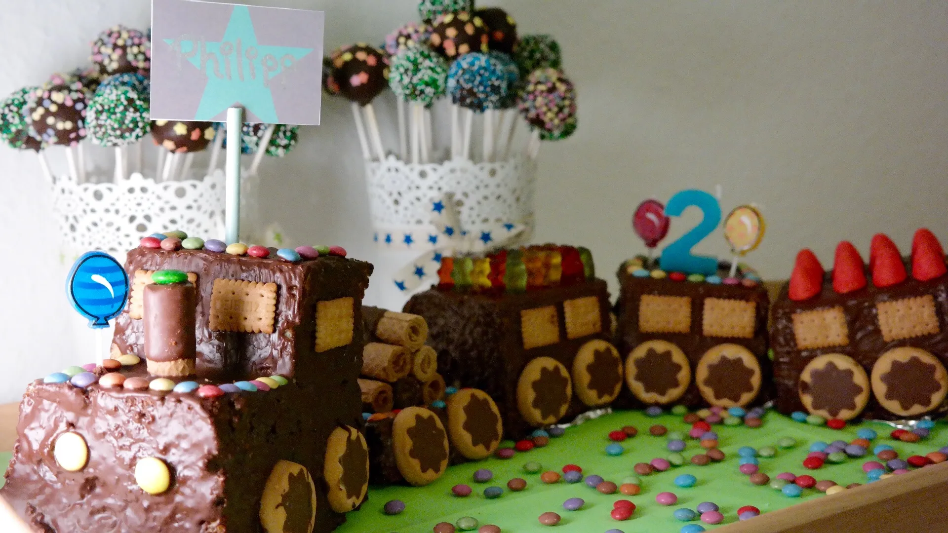 Ein bunter und festlicher Eisenbahn-Schokokuchen, perfekt für den Kindergeburtstag