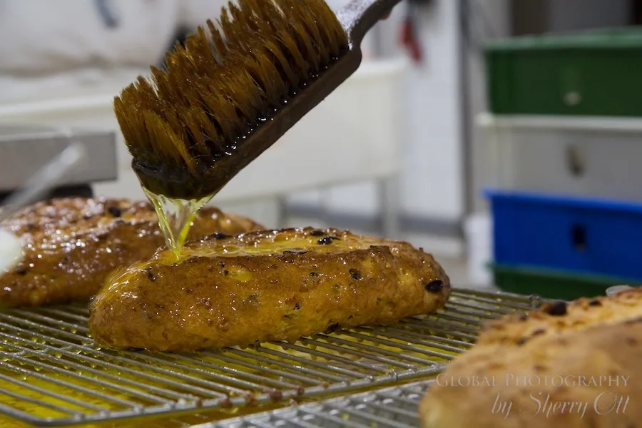 Ein Butterstollen nimmt ein Bad in Butter nach dem Backen