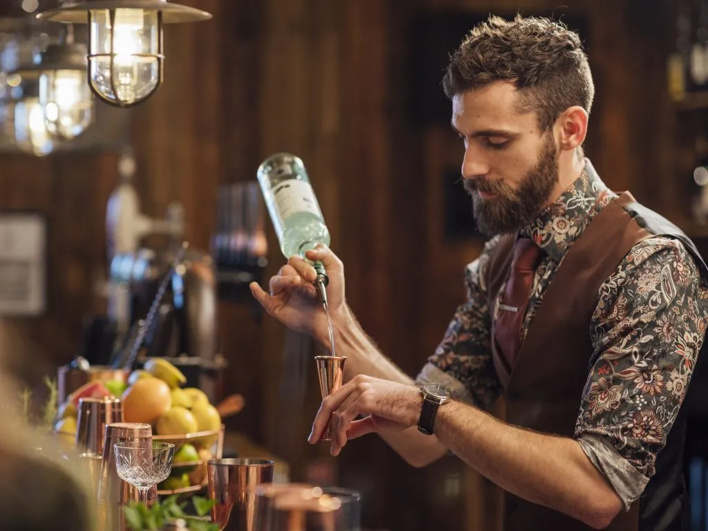 Ein Cocktail und ein Longdrink im Vergleich