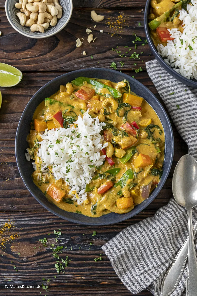 Ein cremiges und leckeres Curry mit Kürbis und Spinat.