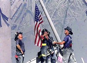 Ein Dackel mit einer deutschen Flagge im Hintergrund, Symbol für die Rettungsaktionen in Deutschland.