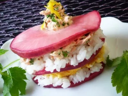 Ein Daikon-Millefeuille-Sushi, elegant als Dessert serviert